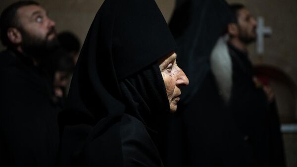 Монахиня Казараванского монастыря мать Элизабет в церкви Сурб Нарек села Казараван во время молитвы за находящихся в заточении священнослужителей (23 октября 2025). Арагацотн - Sputnik Армения