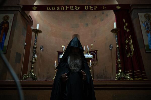Տեր Շնորհք աբեղա Պալոյանը Ղազարավանի Սուրբ Նարեկ եկեղեցում միասնական աղոթքի ժամանակ - Sputnik Արմենիա