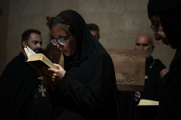 Монахиня Казараванского монастыря — единственного женского монастыря Армении — во время молитвы в церкви Сурб Нарек за находящихся в заключении священнослужителей - Sputnik Армения