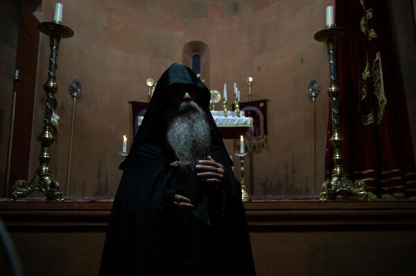 Տեր Շնորհք աբեղա Պալոյանը Ղազարավանի Սուրբ Նարեկ եկեղեցում միասնական աղոթքի ժամանակ - Sputnik Արմենիա