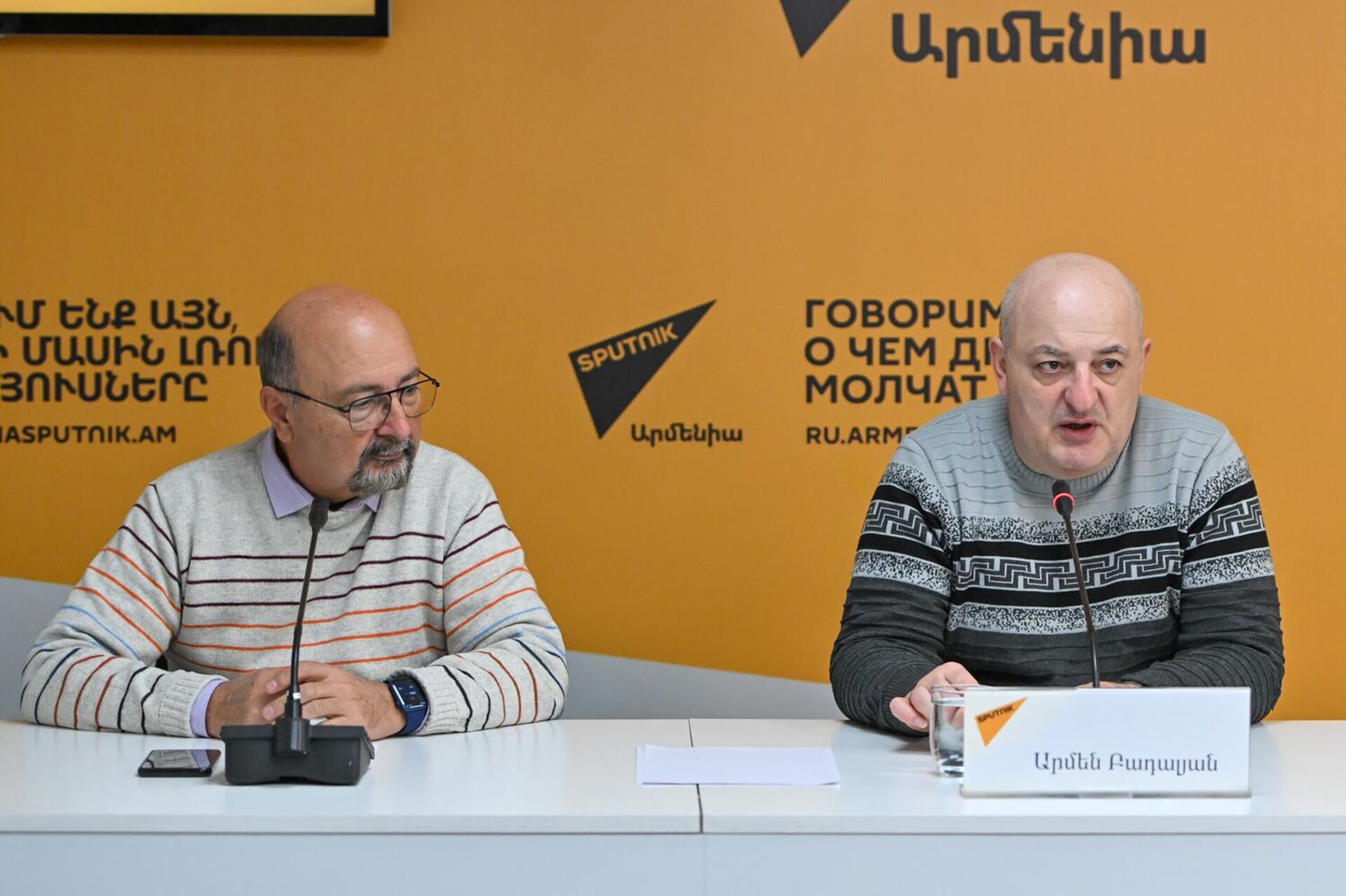 Политтехнолог Армен Бадалян на пресс-конференции Борьба с коррупцией или оппозицией? События в Армении с точки зрения политтехнолога (24 октября 2025). Еревaн - Sputnik Армения, 1920, 24.10.2025