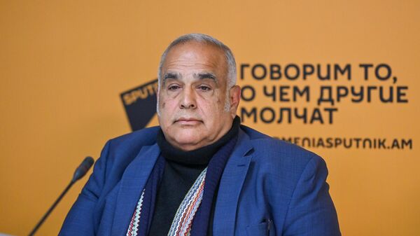 Основатель партии Наследие Раффи Ованнисян во время пресс-конференции (24 октября 2025). Еревaн - Sputnik Армения