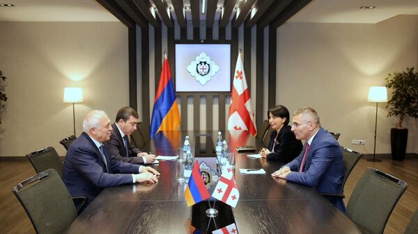 Посол РА в Грузии Ашот Смбатян был принят новым начальником Службы государственной безопасности Грузии Мамукой Мдинарадзе (24 октября 2025). Тбилиси - Sputnik Армения