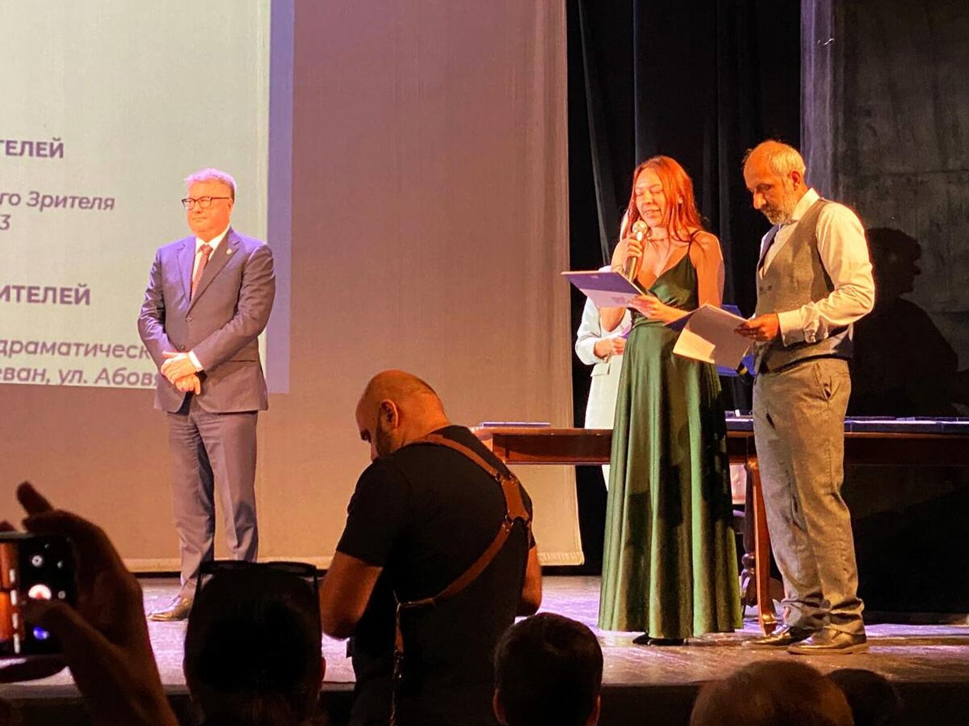 Вадим Фефилов на конкурсе-фестивале школьных спектаклей имени Левона Калантара Из школьного зала на профессиональную сцену (24 октября 2025). Еревaн - Sputnik Արմենիա, 1920, 24.10.2025