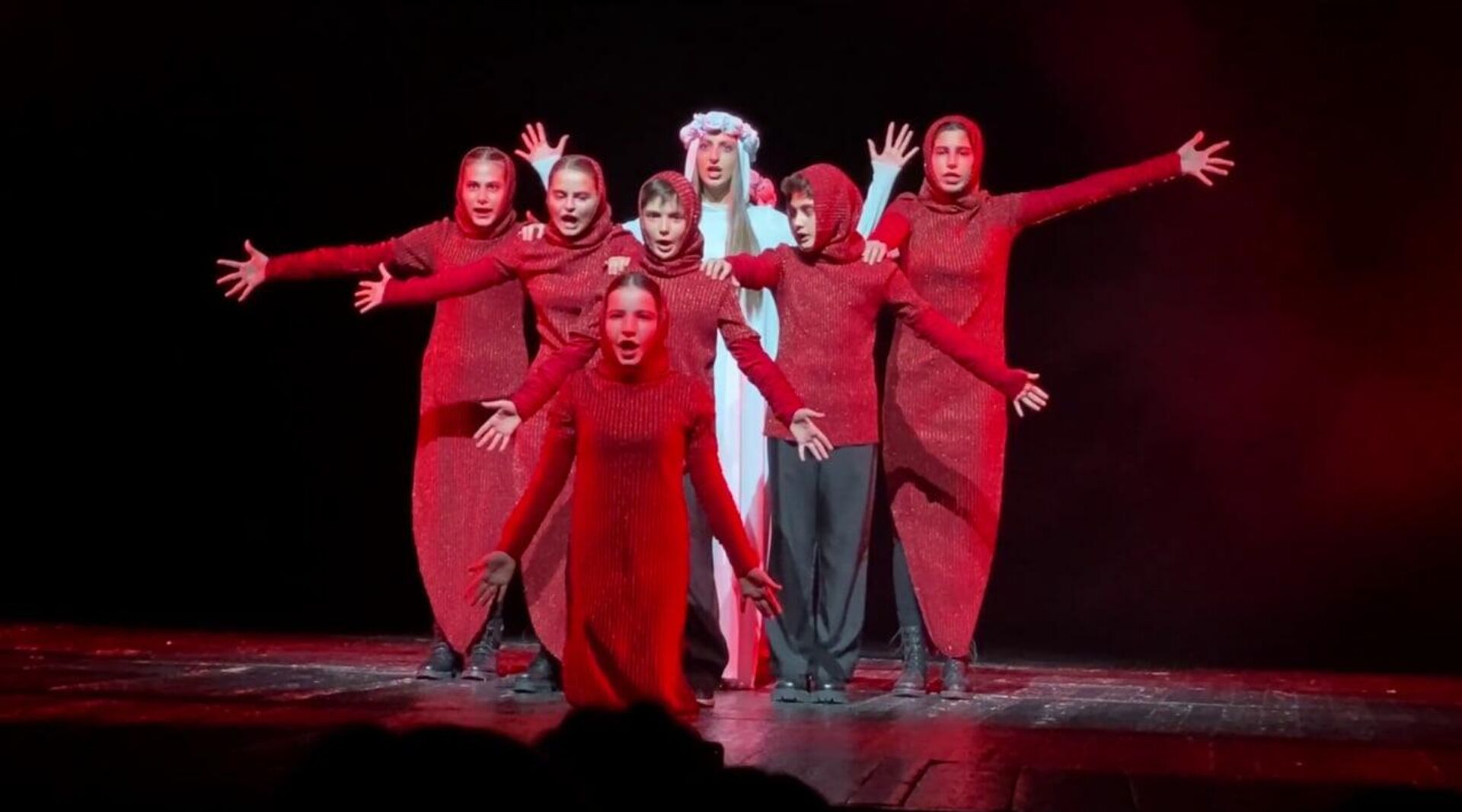 Участники конкурса-фестиваля школьных спектаклей имени Левона Калантара Из школьного зала на профессиональную сцену (24 октября 2025). Еревaн - Sputnik Արմենիա, 1920, 24.10.2025