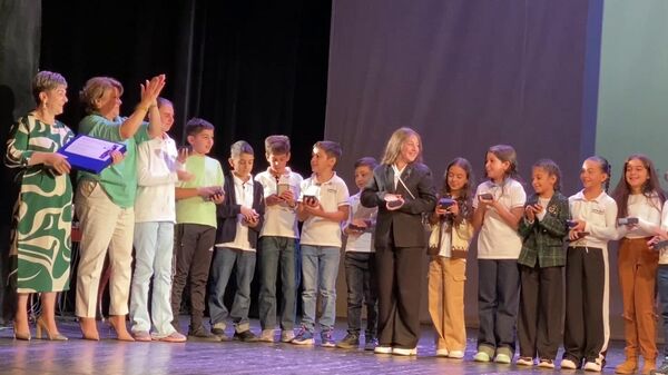 Церемония награждения участников конкурса школьных спектаклей имени Л.Калантара Из школьного зала на профессиональную сцену - Sputnik Армения