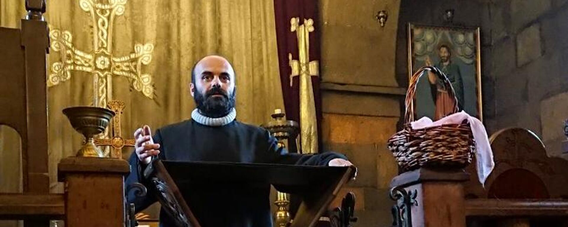 Настоятель церкви Святой Троицы отец Усик Дохолян - Sputnik Армения, 1920, 25.10.2025
