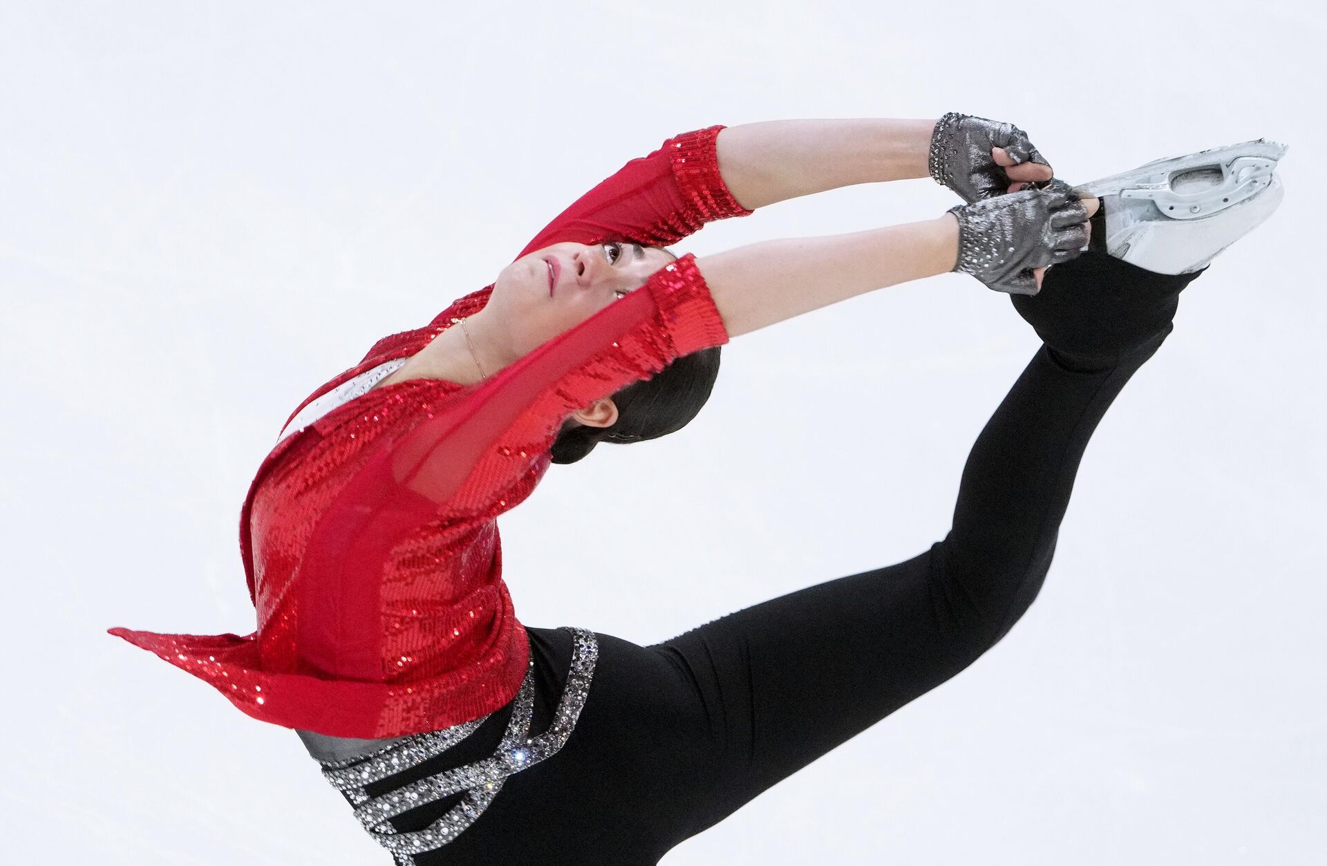 Аделия Петросян выступает в короткой программе женского одиночного катания на 1-м этапе Гран-при России по фигурному катанию Звезды Магнитки (25 октября 2025). Магнитогорск - Sputnik Արմենիա, 1920, 25.10.2025