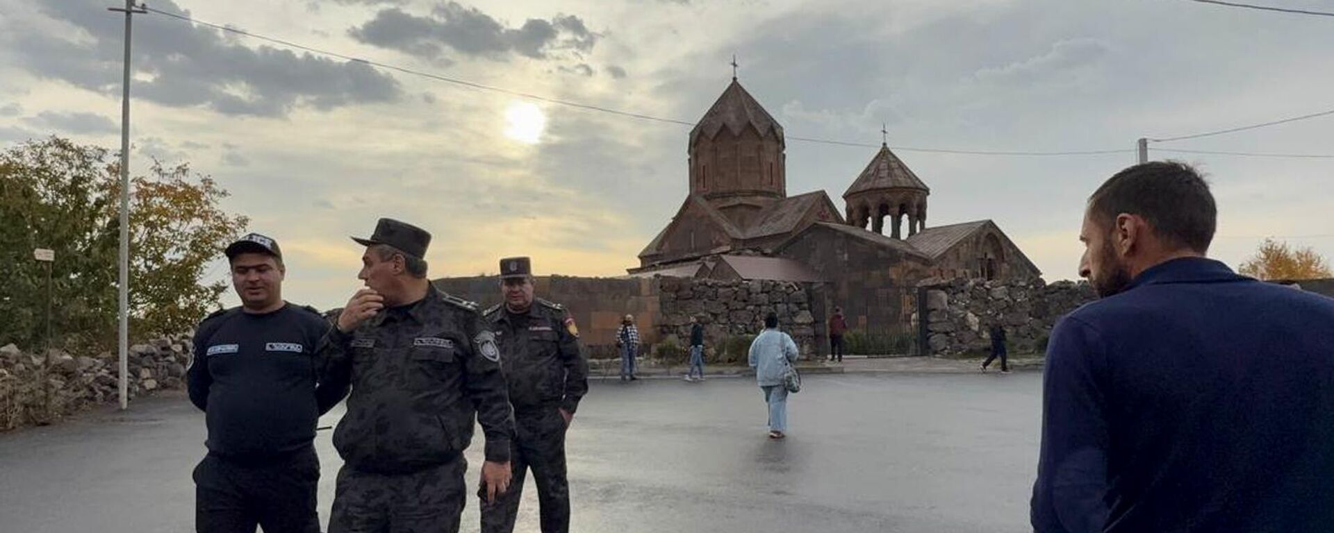 Полицейские рядом с Ованаванком (26 октября 2025). Арагацотн - Sputnik Армения, 1920, 26.10.2025