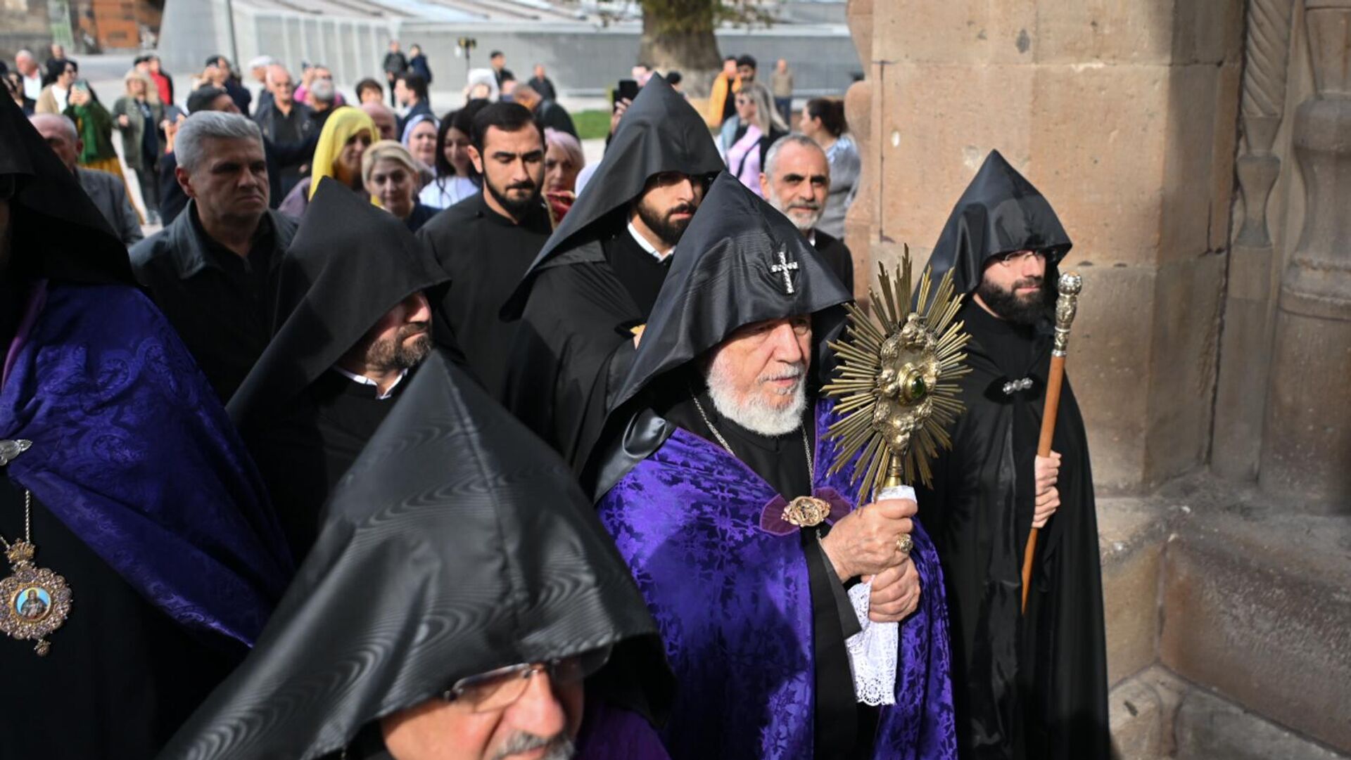 Католикос Гарегин II проводит воскресную литургию (26 октября 2025). Эчмиадзин Католикос Гарегин II проводит воскресную литургию (26 октября 2025). Эчмиадзин - Sputnik Армения, 1920, 26.10.2025