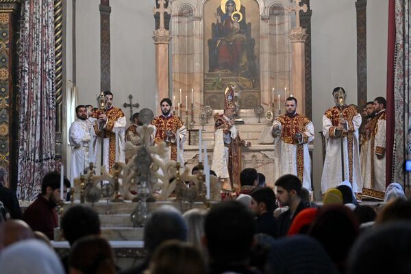 Католикос Гарегин II проводит воскресную литургию (26 октября 2025). Эчмиадзин Католикос Гарегин II проводит воскресную литургию (26 октября 2025). Эчмиадзин - Sputnik Армения