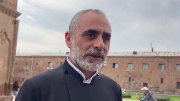 Խաչի տոնը կոչ է՝ նորովի գտնելու մեր անձնական խաչը, չտրվելու չարին. տեր Եսայի - Sputnik Արմենիա