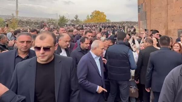 Հովհաննավանքի մոտ հավաքվածները Փաշինյանին ծափերով դիմավորեցին - Sputnik Արմենիա