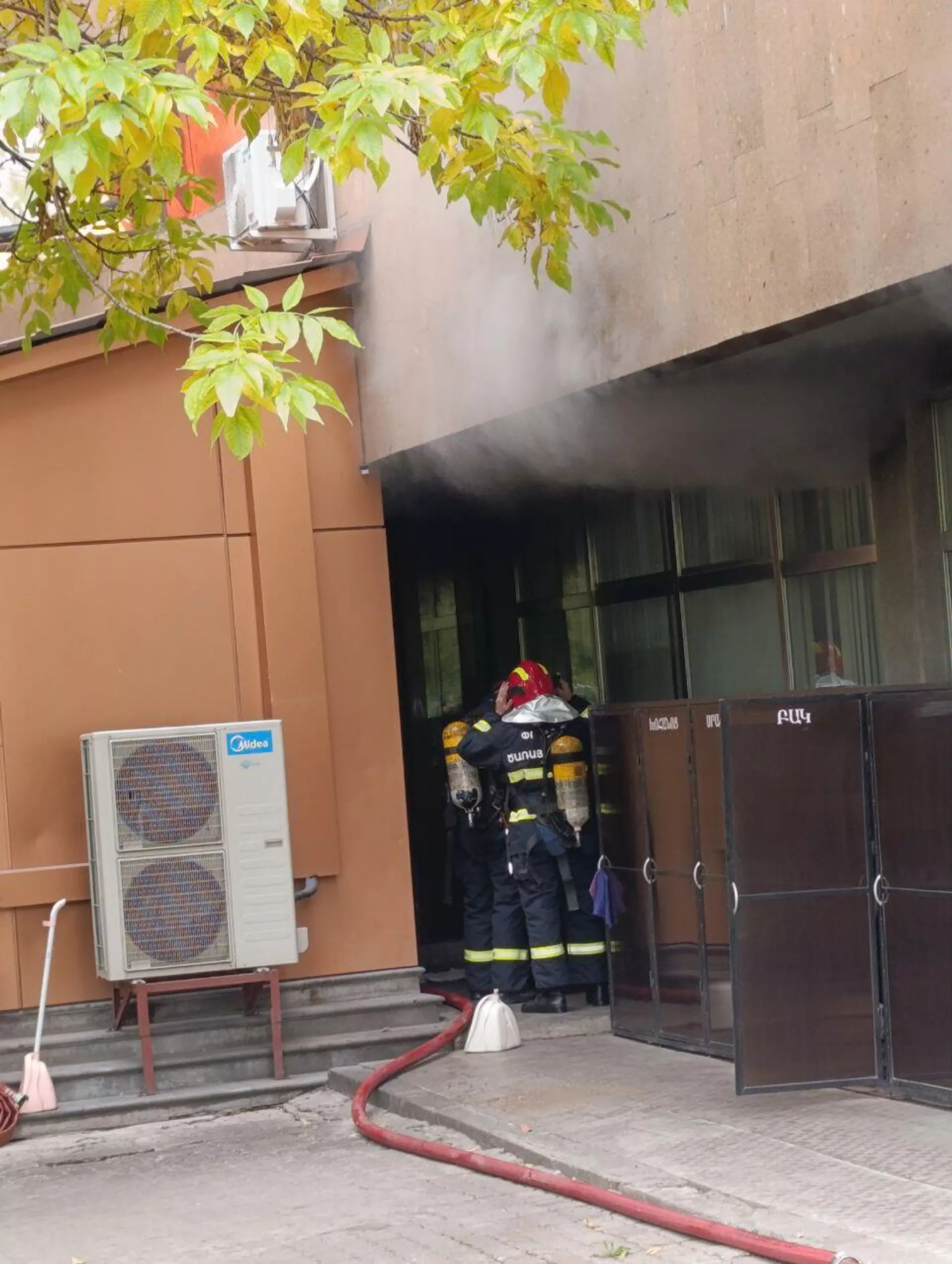 Рядом с Домом шахмат горит кухня Ташир Пицца (26 октября 2025). Еревaн Рядом с Домом шахмат горит кухня Ташир Пицца (26 октября 2025). Еревaн - Sputnik Армения, 1920, 26.10.2025