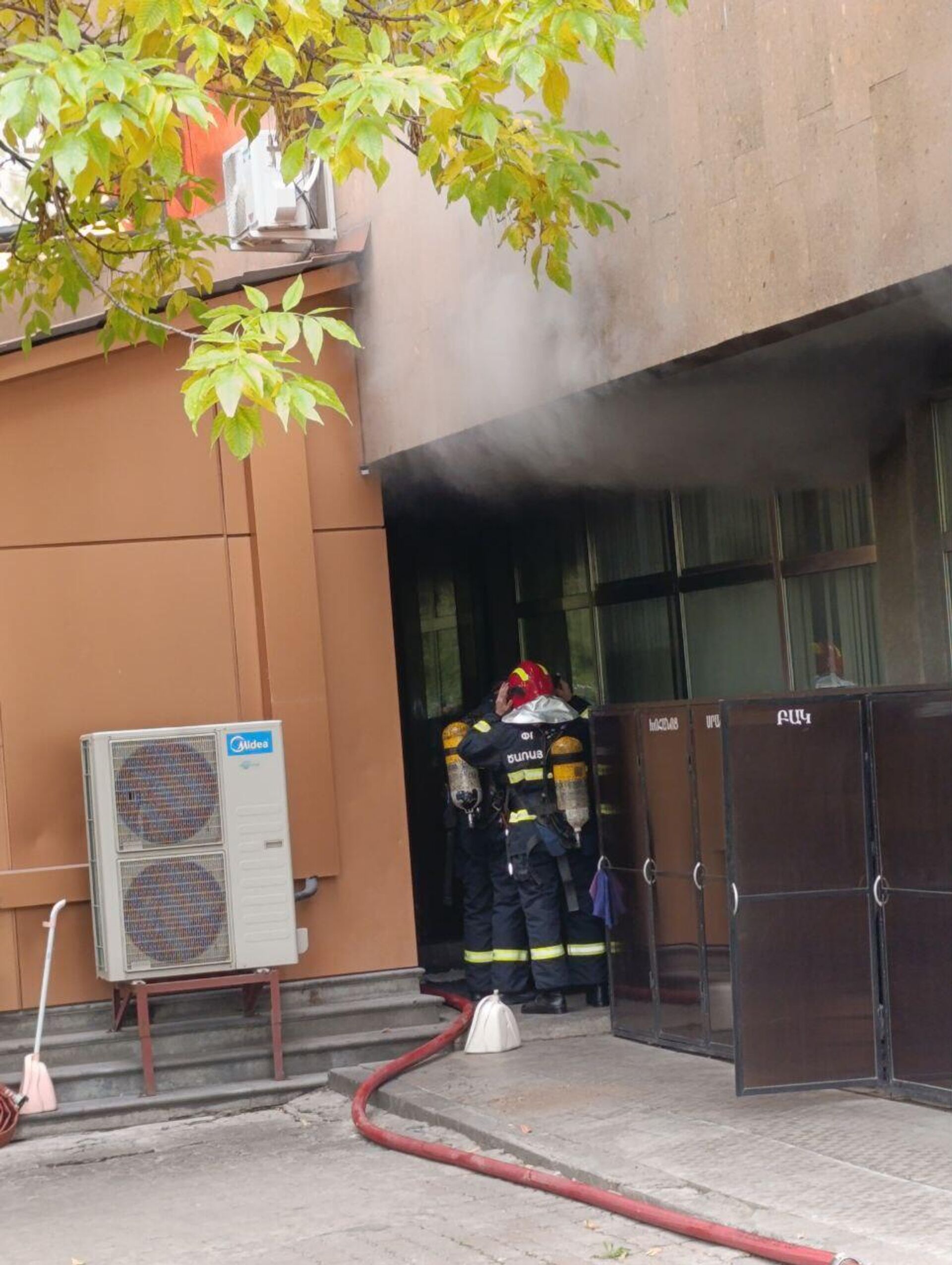 Рядом с Домом шахмат горит кухня Ташир Пицца (26 октября 2025). Еревaн - Sputnik Արմենիա, 1920, 26.10.2025