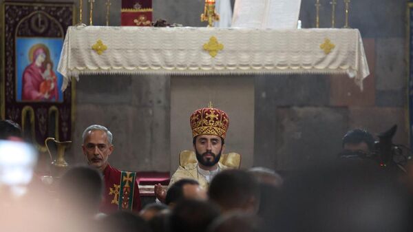 Расстрига Степан Асатрян проводит церковный обряд в Ованаванке (26 октября 2025). Арагацотн - Sputnik Армения