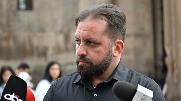 Лишенный сана иерей Никогос Ованнисян общается с прессой (26 октября 2025). Эчмиадзин - Sputnik Армения