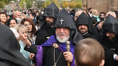 Католикос Гарегин II благословляет верующих (26 октября 2025). Эчмиадзин