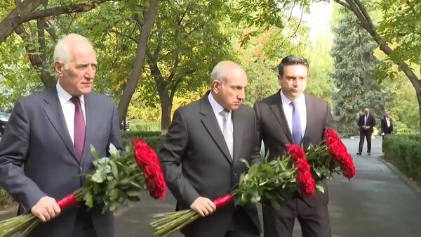 Նիկոլ Փաշինյանը, Վահագն Խաչատուրյանն ու Ալեն Սիմոնյանը ծաղիկներ են դրել ԱԺ-ի բակում տեղադրված՝ Հոկտեմբերի 27-ի զոհերի հուշարձանի - Sputnik Արմենիա