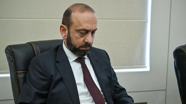 Министр иностранных дел Арарат Мирзоян во время заседания постоянных комиссий НС по обсуждению госбюджета 2026 (27 октября 2025). Еревaн Министр иностранных дел Арарат Мирзоян во время заседания постоянных комиссий НС по обсуждению госбюджета 2026 (27 октября 2025). Еревaн - Sputnik Армения