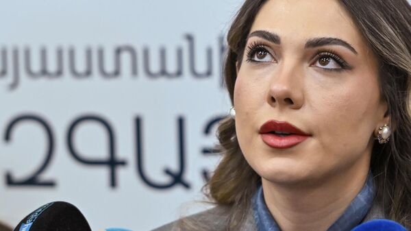 Министр юстиции Србуи Галян отвечает на вопросы журналистов во время перерыва заседания постоянных комиссий НС по обсуждению госбюджета 2026 (27 октября 2025). Еревaн - Sputnik Армения