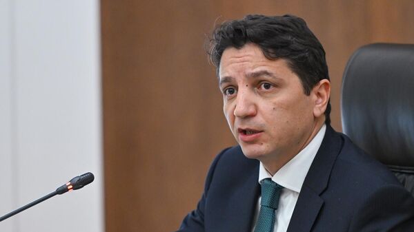 Министр финансов Ваге Ованнисян во время заседания постоянных комиссий НС по обсуждению госбюджета 2026 (27 октября 2025). Еревaн - Sputnik Армения