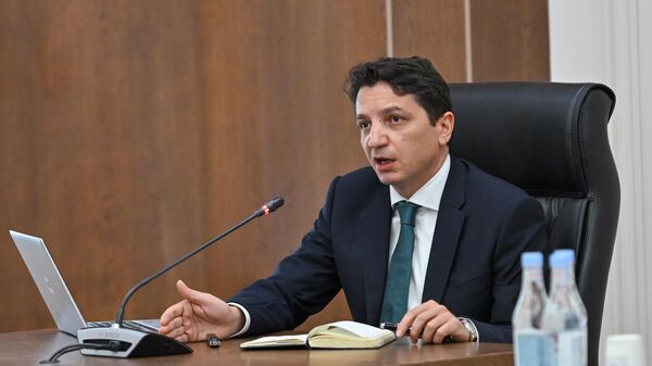 Министр финансов Ваге Ованнисян во время заседания постоянных комиссий НС по обсуждению госбюджета 2026 (27 октября 2025). Еревaн - Sputnik Армения