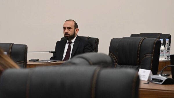 Министр иностранных дел Арарат Мирзоян во время заседания постоянных комиссий НС по обсуждению госбюджета 2026 (27 октября 2025). Еревaн Министр иностранных дел Арарат Мирзоян во время заседания постоянных комиссий НС по обсуждению госбюджета 2026 (27 октября 2025). Еревaн - Sputnik Армения