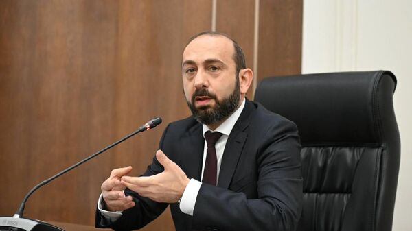 Министр иностранных дел Арарат Мирзоян во время заседания постоянных комиссий НС по обсуждению госбюджета 2026 (27 октября 2025). Еревaн Министр иностранных дел Арарат Мирзоян во время заседания постоянных комиссий НС по обсуждению госбюджета 2026 (27 октября 2025). Еревaн - Sputnik Армения