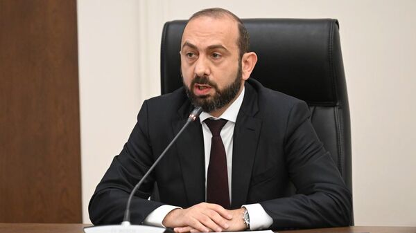 Министр иностранных дел Арарат Мирзоян во время заседания постоянных комиссий НС по обсуждению госбюджета 2026 (27 октября 2025). Еревaн - Sputnik Армения
