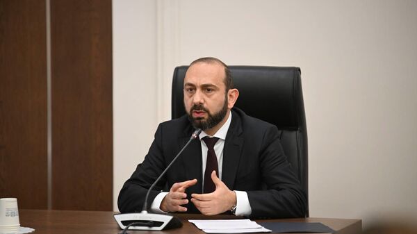 Министр иностранных дел Арарат Мирзоян во время заседания постоянных комиссий НС по обсуждению госбюджета 2026 (27 октября 2025). Еревaн Министр иностранных дел Арарат Мирзоян во время заседания постоянных комиссий НС по обсуждению госбюджета 2026 (27 октября 2025). Еревaн - Sputnik Армения