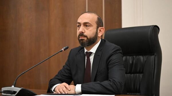 Министр иностранных дел Арарат Мирзоян во время заседания постоянных комиссий НС по обсуждению госбюджета 2026 (27 октября 2025). Еревaн Министр иностранных дел Арарат Мирзоян во время заседания постоянных комиссий НС по обсуждению госбюджета 2026 (27 октября 2025). Еревaн - Sputnik Армения