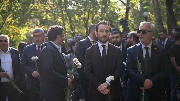 Церемония возложения цветов у памятника жертвам 27 октября 1999 года в парке Национального собрания (27 октября 2025). Еревaн Церемония возложения цветов у памятника жертвам 27 октября 1999 года в парке Национального собрания (27 октября 2025). Еревaн - Sputnik Армения