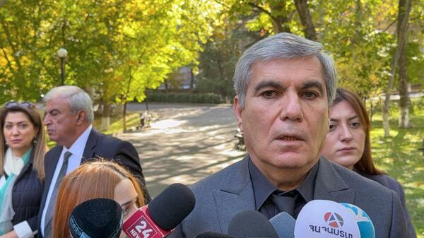 Церемония возложения цветов у памятника жертвам 27 октября 1999 года в парке Национального собрания (27 октября 2025). Еревaн - Sputnik Армения