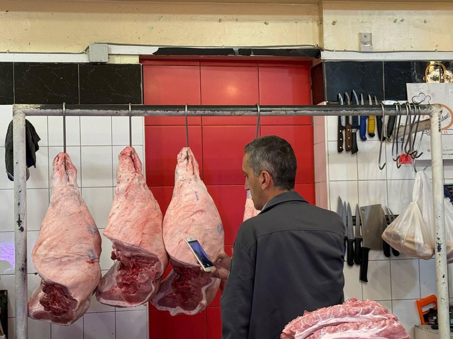 Сотрудники Инспекционного органа безопасности пищевых продуктов во главе с руководителем Тиграном Петросяном провели проверки в объектах по реализации мяса (27 октября 2025). Еревaн - Sputnik Արմենիա, 1920, 27.10.2025