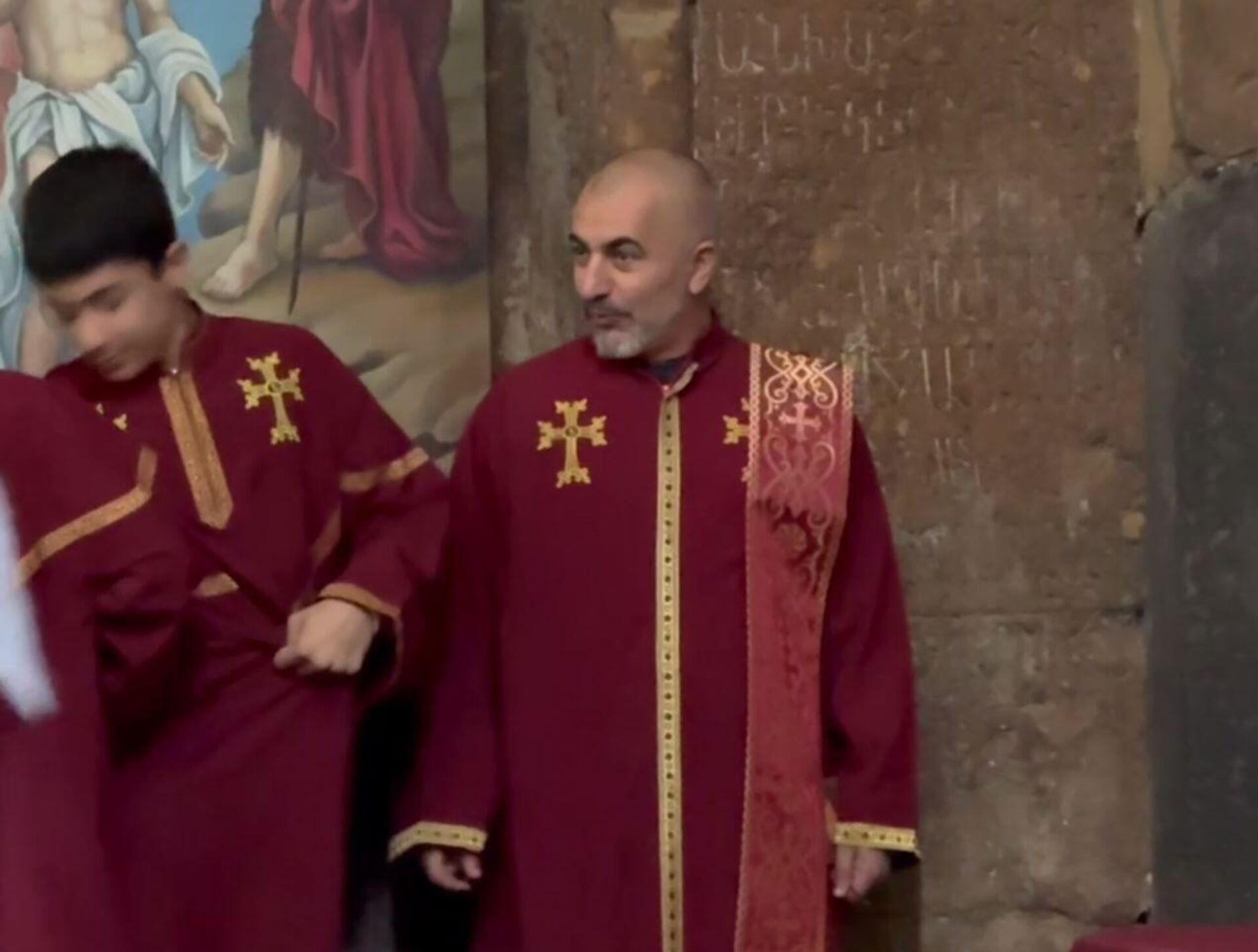 Низложенный дьякон Артур  Карапетян во время литургии под предводительством лишенного сана Степана (Арама) Асатряна в Ованаванке (26 октября 2025). Оганаван - Sputnik Արմենիա, 1920, 27.10.2025