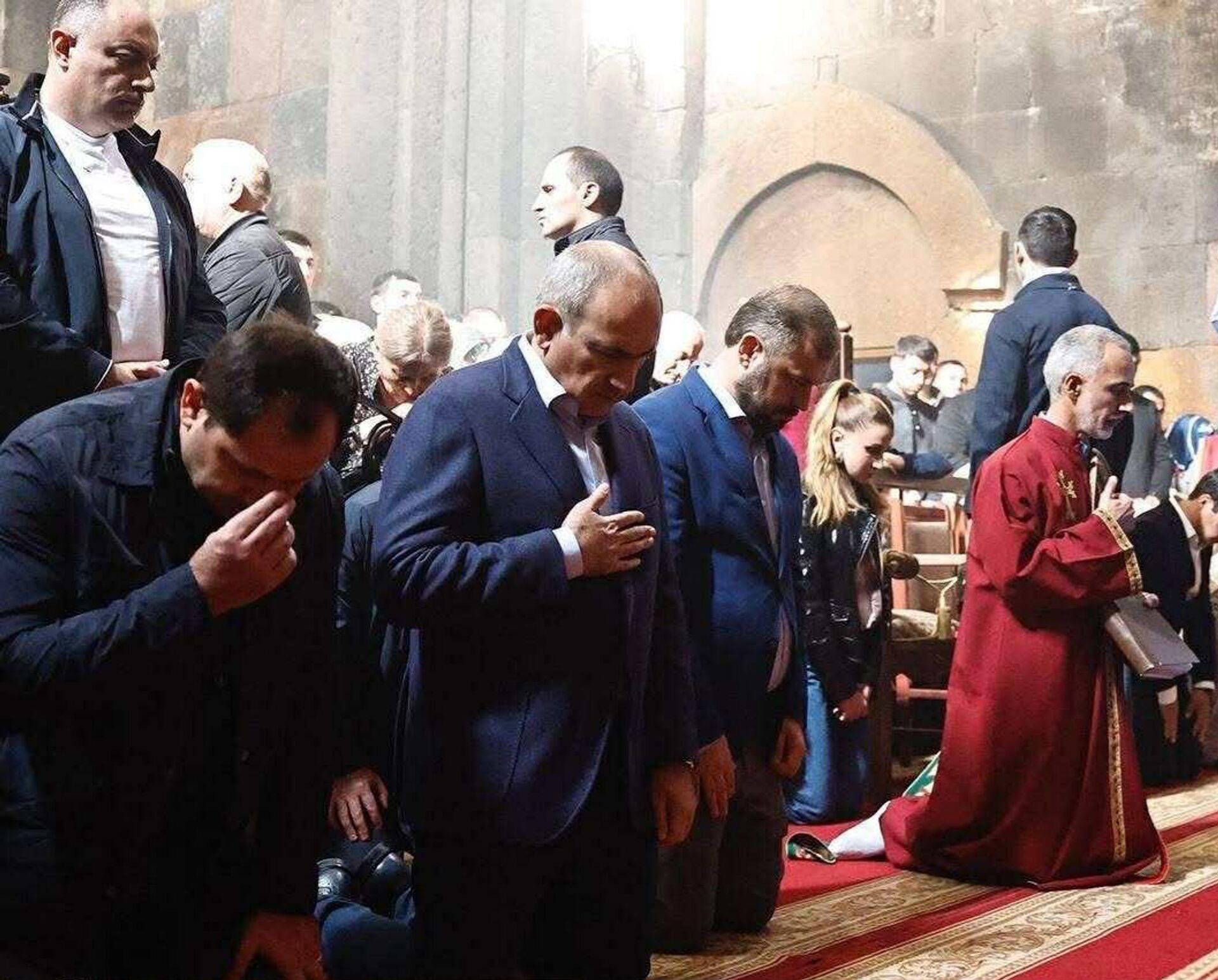 Низложенный дьякон Роберт Агазарян, премьер-министр Никол Пашинян, министры экономики Геворг Папоян и обороны Сурен Папикян во время литургии под предводительством лишенного сана Степана (Арама) Асатряна в Ованаванке (26 октября 2025). Оганаван - Sputnik Արմենիա, 1920, 27.10.2025