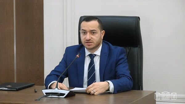 Министр высокотехнологической промышленности Мхитар Айрапетян во время заседания постоянных комиссий НС по обсуждению госбюджета 2026 (28 октября 2025). Еревaн - Sputnik Армения
