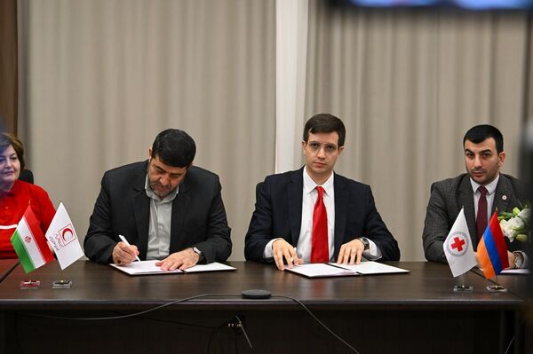 Пресс-конференция президента Армянского общества Красного Креста Давида Нерсисяна и президента Иранского Красного Полумесяца доктора Пирхоссейна Коливанда (28 октября 2025). Еревaн - Sputnik Армения