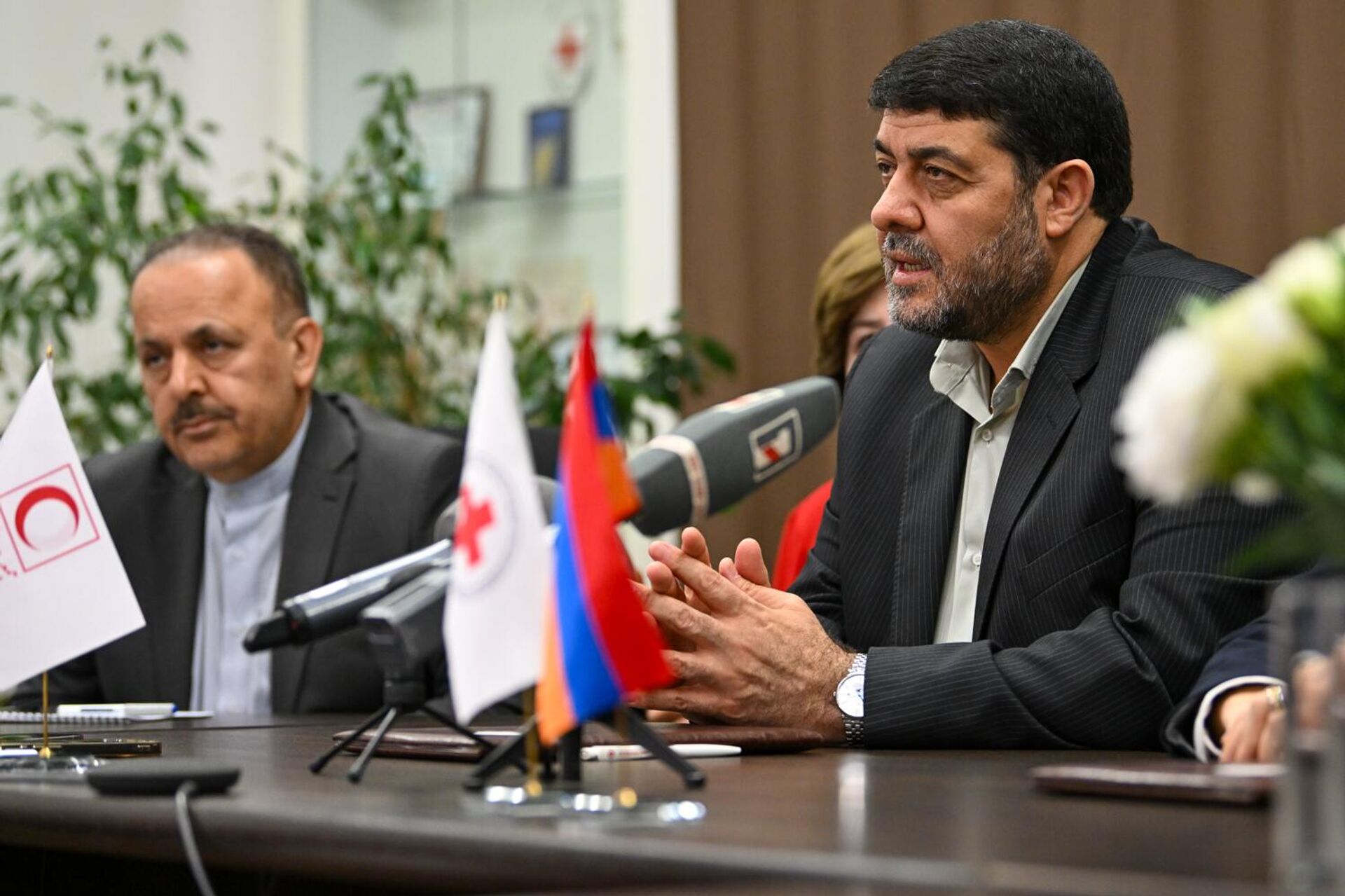 Пресс-конференция президента Армянского общества Красного Креста Давида Нерсисяна и президента Иранского Красного Полумесяца доктора Пирхоссейна Коливанда (28 октября 2025). Еревaн - Sputnik Армения, 1920, 28.10.2025