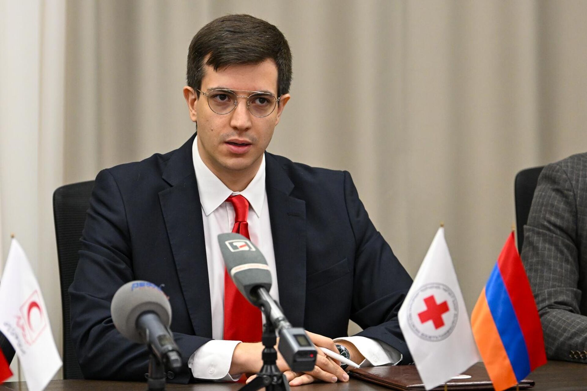 Пресс-конференция президента Армянского общества Красного Креста Давида Нерсисяна и президента Иранского Красного Полумесяца доктора Пирхоссейна Коливанда (28 октября 2025). Еревaн - Sputnik Արմենիա, 1920, 28.10.2025
