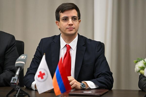 Пресс-конференция президента Армянского общества Красного Креста Давида Нерсисяна и президента Иранского Красного Полумесяца доктора Пирхоссейна Коливанда (28 октября 2025). Еревaн - Sputnik Армения