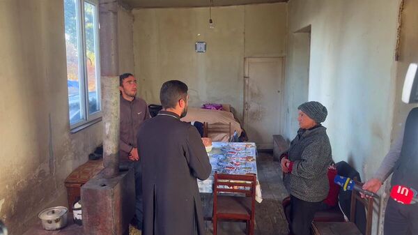 Отец Арутюн в доме пропавшего Тиграна в селе Цапатаг - Sputnik Армения