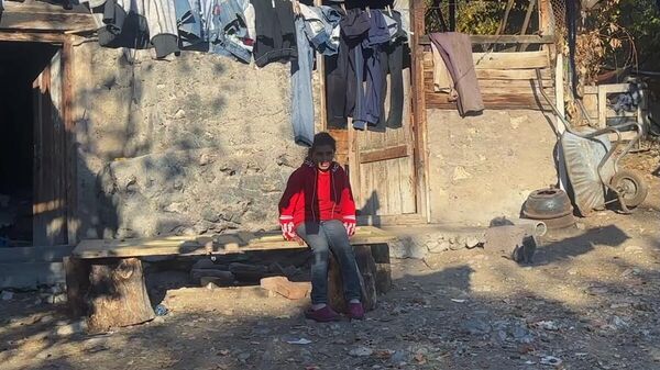 Сестра пропавшего Тиграна во дворе дома в селе Цапатаг - Sputnik Արմենիա