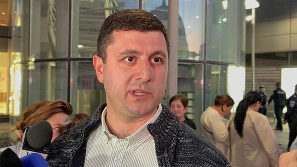 Тигран Абраамян отвечает на вопросы журналистов в аэропорту Звартноц (28 октября 2025). Еревaн - Sputnik Армения