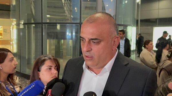 Врио руководителя общины Масис Норайр Акобян отвечает на вопросы журналистов в аэропорту Звартноц (28 октября 2025). Еревaн - Sputnik Армения