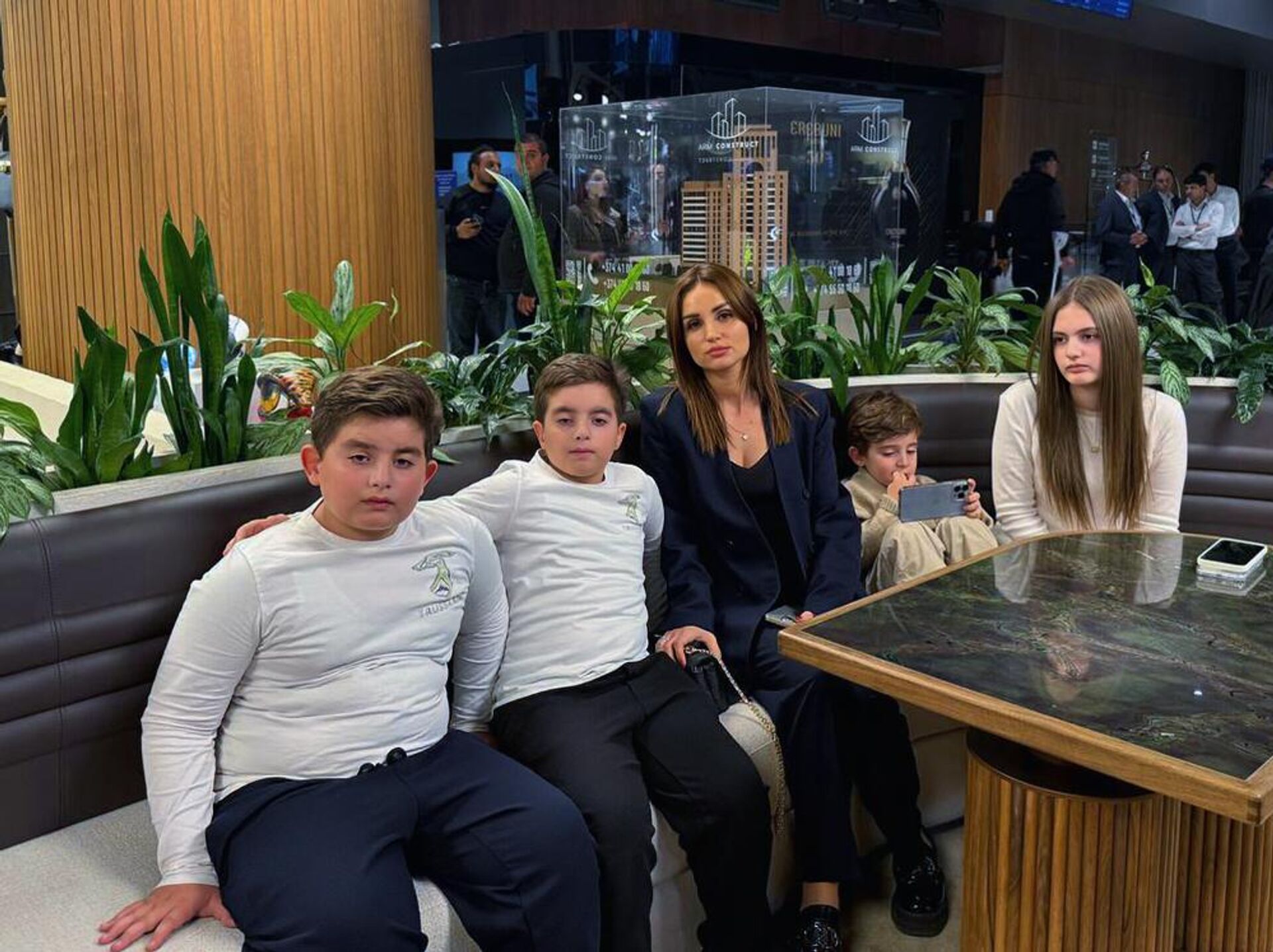 Семья Давида Амбарцумяна в аэропорту Звартноц (28 октября 2025). Еревaн - Sputnik Արմենիա, 1920, 28.10.2025