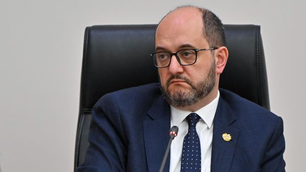 Руководитель аппарата премьера Араик Арутюнян во время заседания постоянных комиссий НС по обсуждению госбюджета 2026 (29 октября 2025). Еревaн - Sputnik Արմենիա