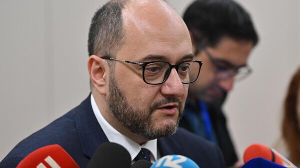 Руководитель аппарата премьера Араик Арутюнян отвечает на вопросы журналистов в здании Национального собрания (29 октября 2025). Еревaн - Sputnik Армения