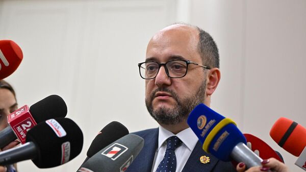 Руководитель аппарата премьера Араик Арутюнян отвечает на вопросы журналистов в здании Национального собрания (29 октября 2025). Еревaн - Sputnik Армения